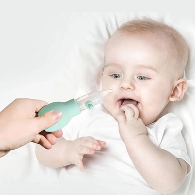 Mouche bébé content