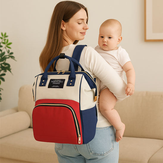 Maman et bébé avec le sac à langer bleu rouge