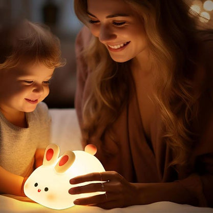 Veilleuse bébé maman rassurée